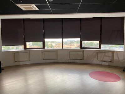 Рулонные шторы Роллайт с коричневой фурнитурой на панорамное окно в СПб