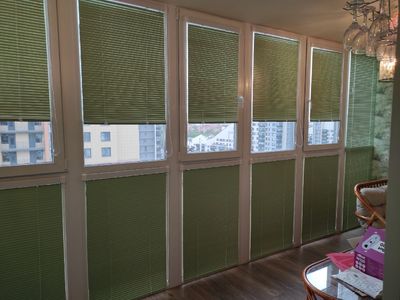 Горизонтальные жалюзи Изотра на окна в квартиру в СПб