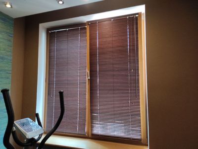 Деревянные горизонтальные жалюзи на створки окна в СПб