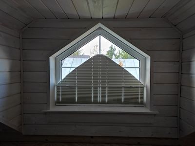 Шторы плиссе с тканью блэкаут для нестандартного окна в СПб