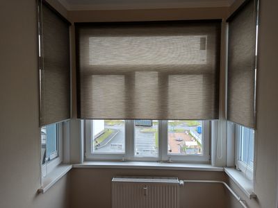 Жалюзи и рулонные шторы для балкона