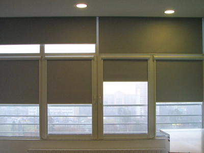 Жалюзи и рулонные шторы для магазинов