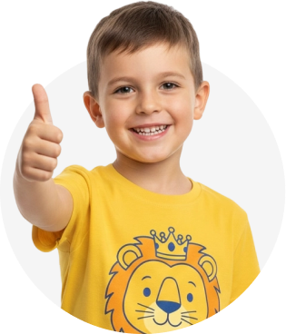 Мальчик показывает большой палец вверх